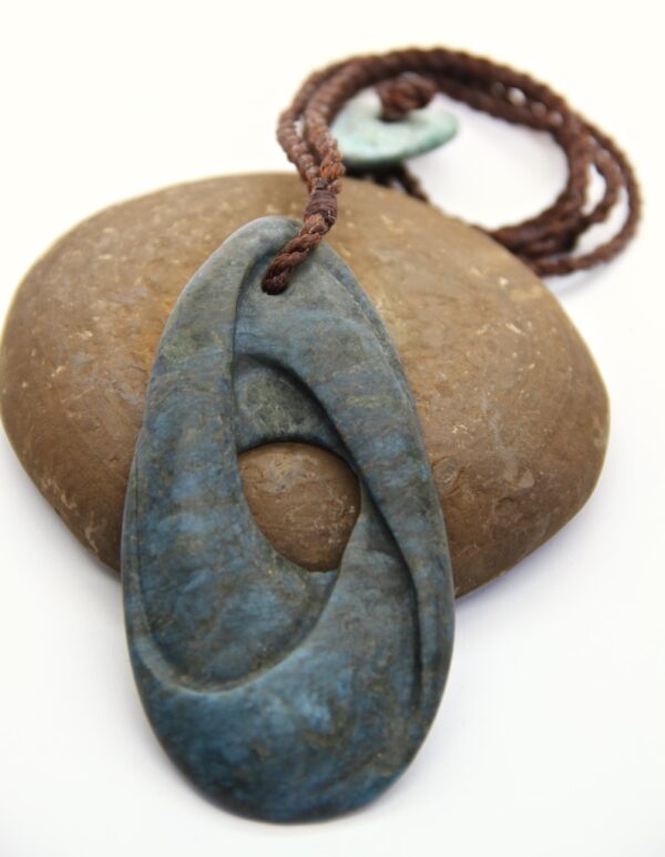 mobius, aotea, gemstone, stone pendant, jade, maori stone